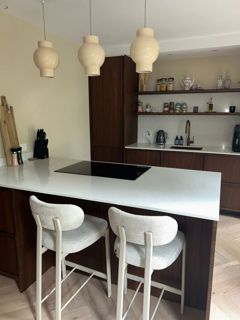 Japandi keuken interieur met kookeiland en houten kastwand