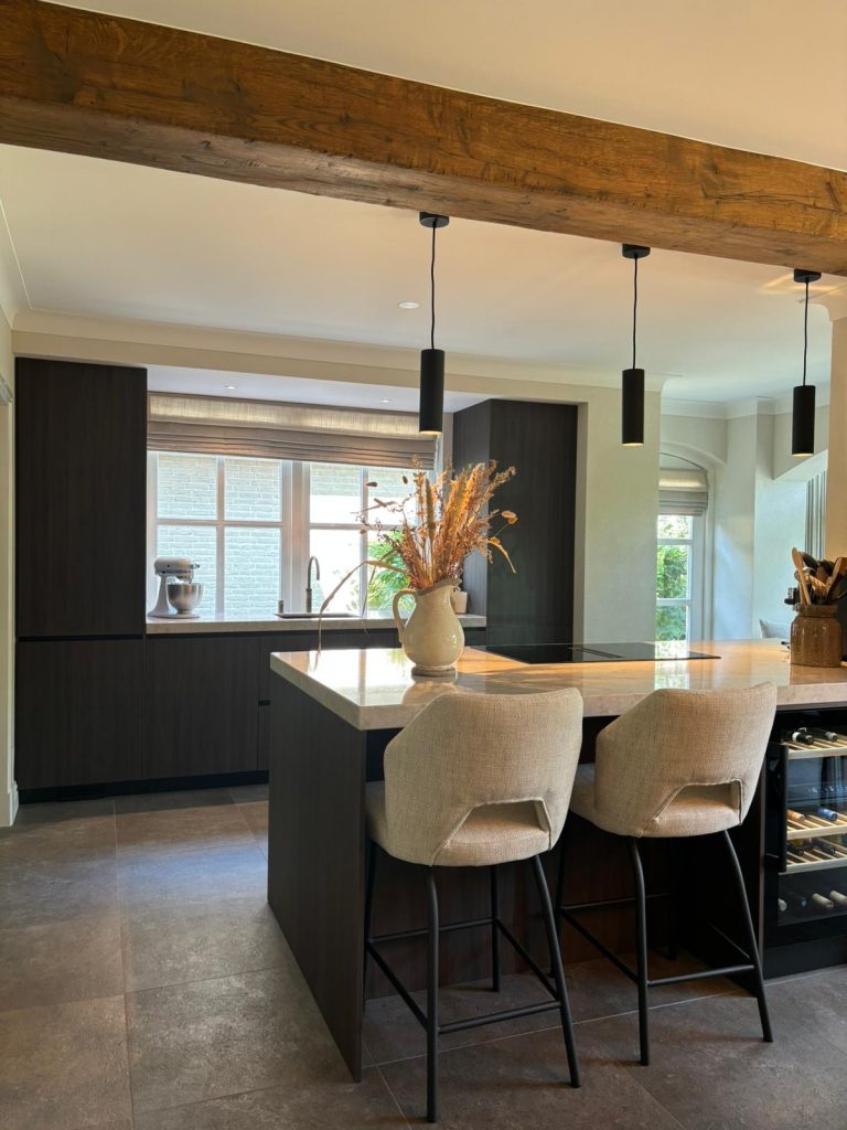 Japandi keuken met kookeiland en natuurstenen werkblad