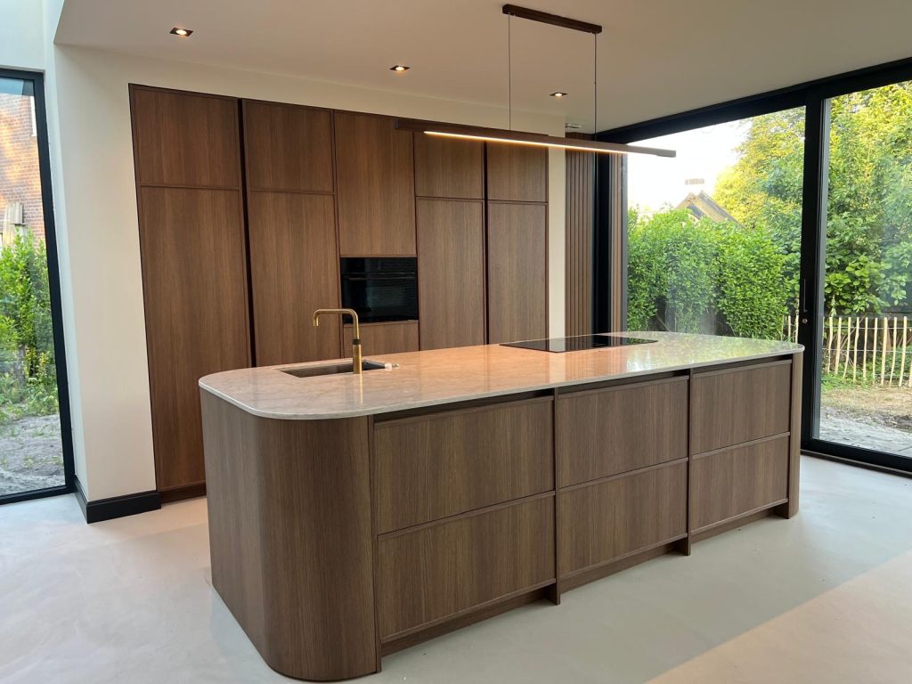 Japandi stijl keuken met massief houten fronten en afgerond kookeiland